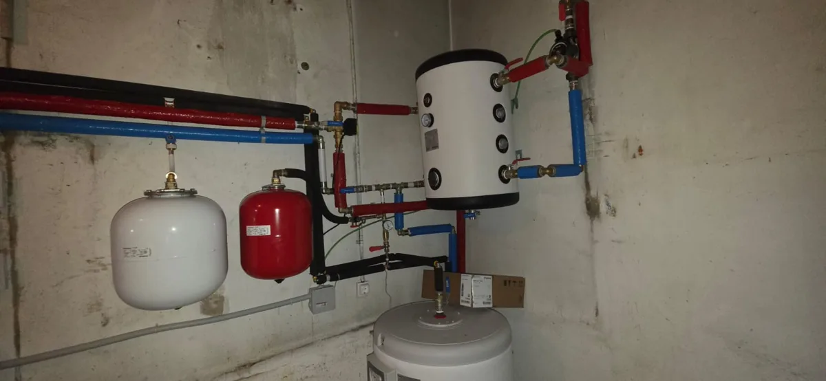 Depósito de agua caliente sanitaria y sala técnica de aerotermia