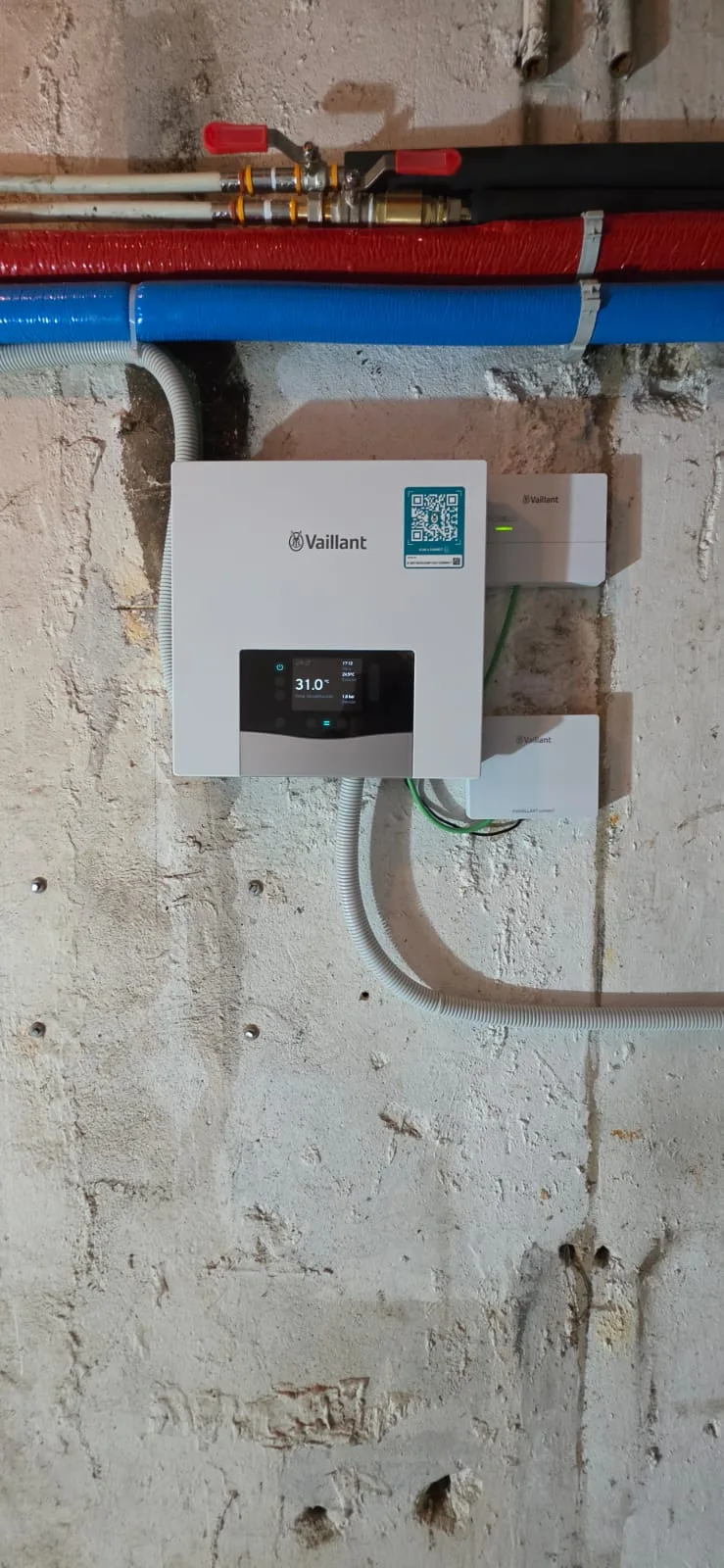 Panel de control de aerotermia junto a la instalación de suelo radiante